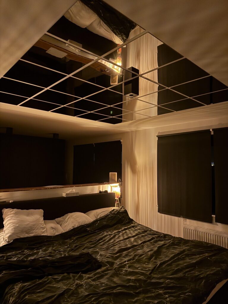 spiegel boven bed