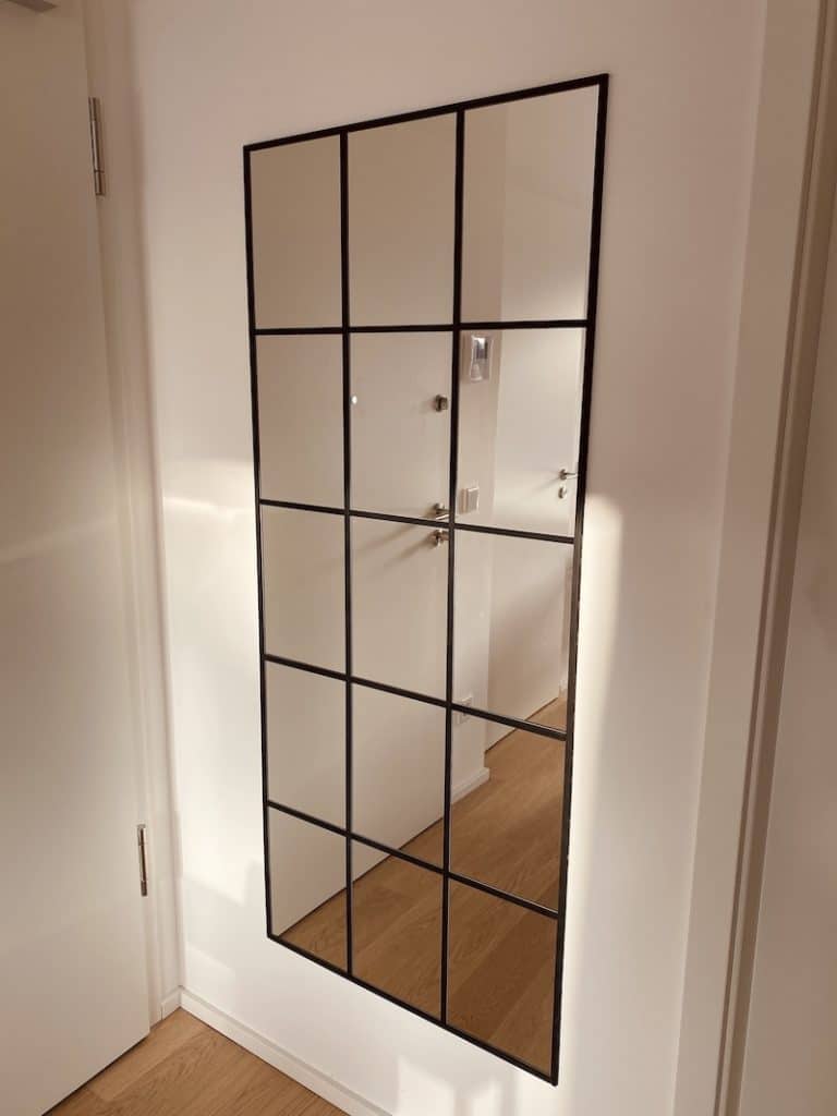 spiegelmuur in gang