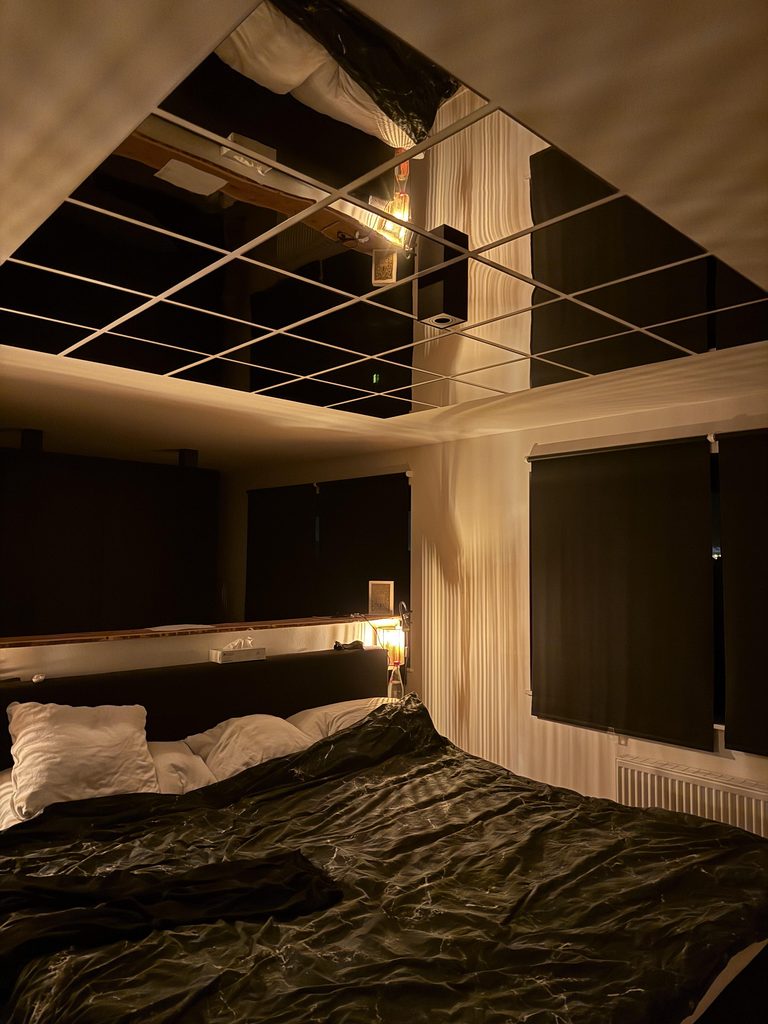 Spiegel boven bed