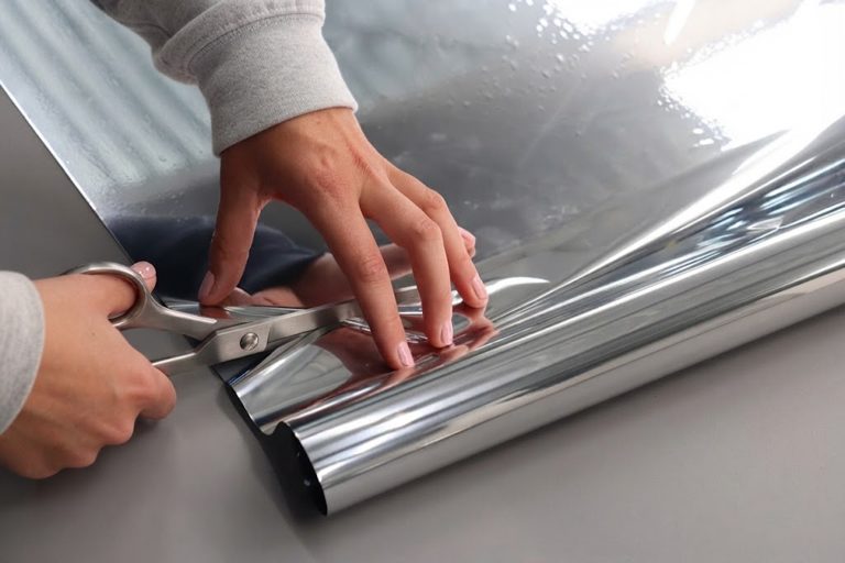 Spiegelfolie aanbrengen: de folie op maat knippen