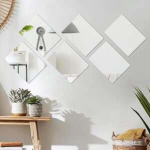 Spiegelmuur met kleine rechthoekige plakspiegels